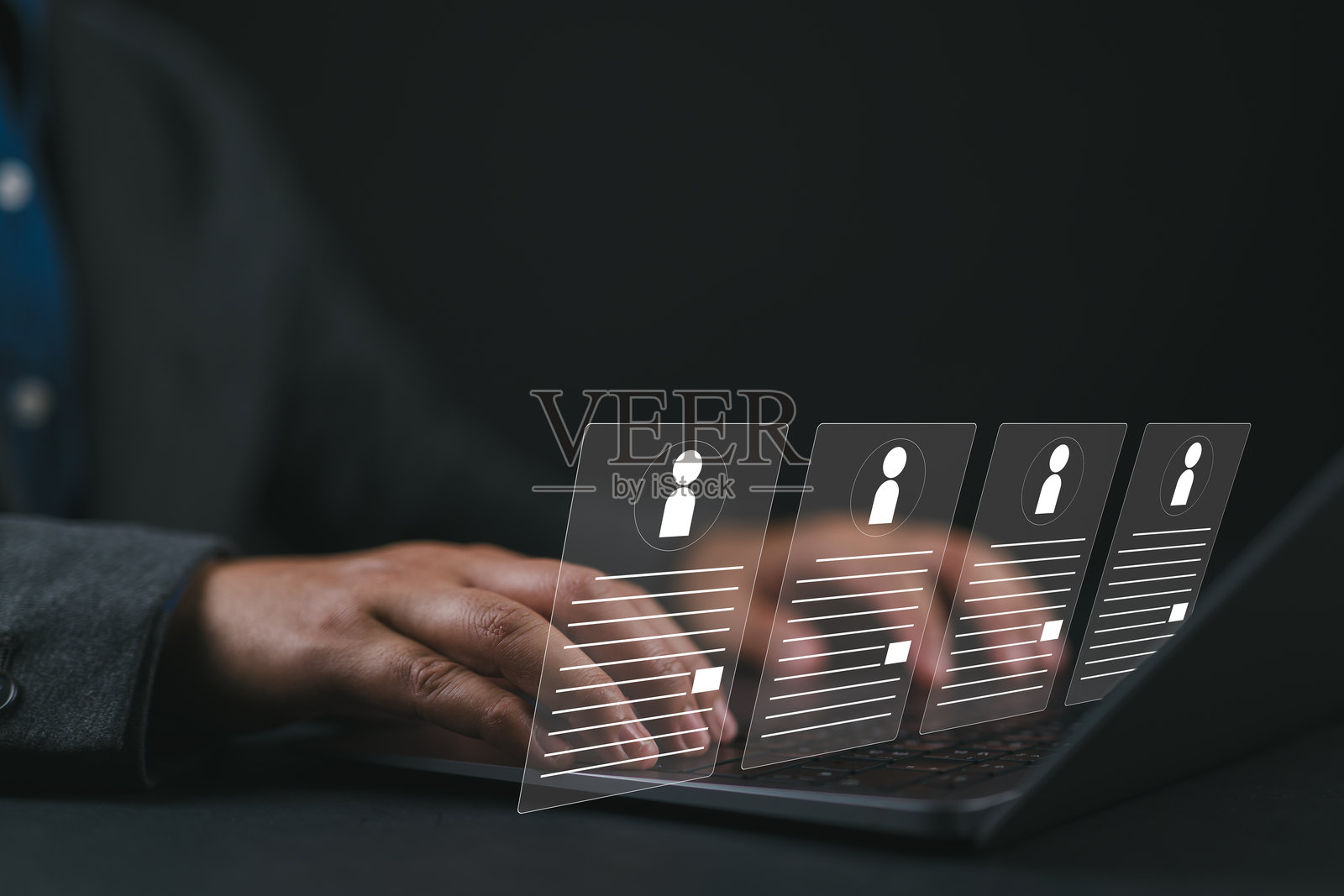 商人在线填写员工评估表，人力资源管理（HR），招聘，领导力和团队建设。照片摄影图片