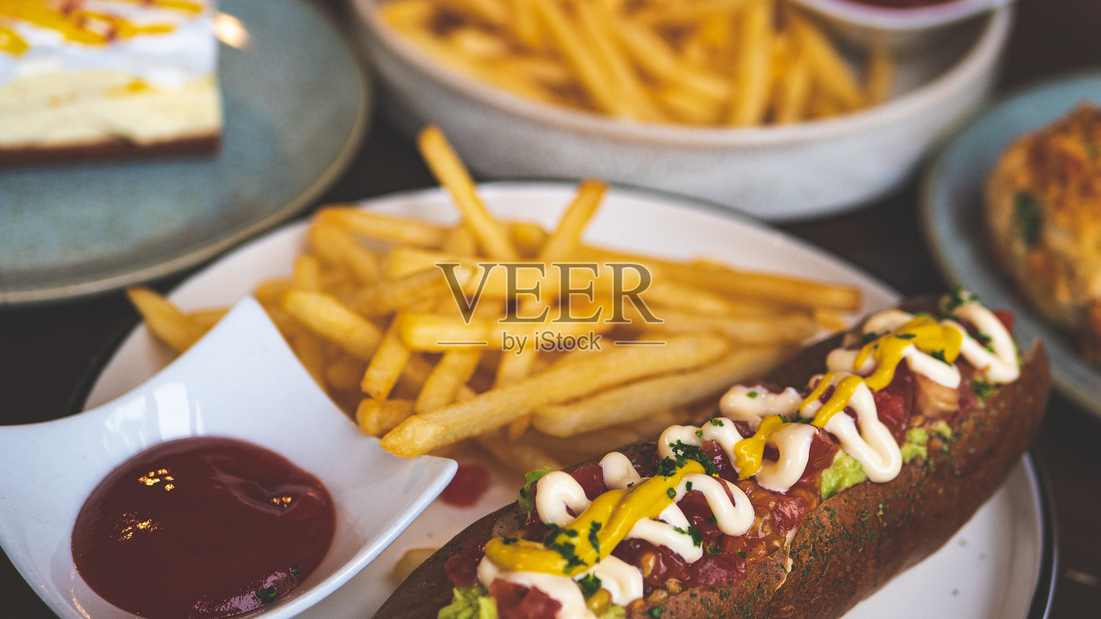 餐厅美食：热狗和薯条照片摄影图片