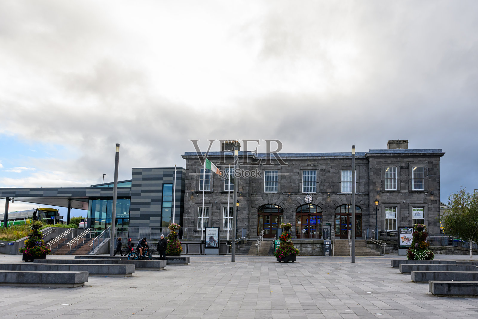 爱尔兰利默里克的公交车站和火车站在清晨的景象照片摄影图片