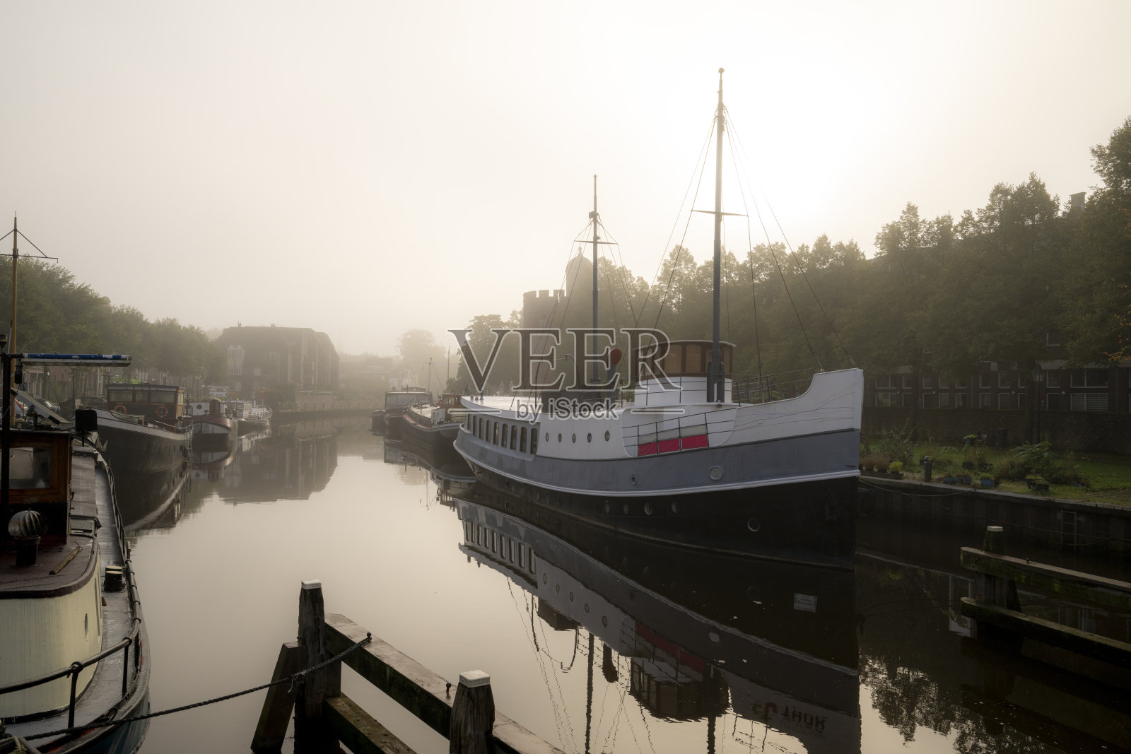 秋季雾霭中的兹沃勒托尔贝克运河照片摄影图片