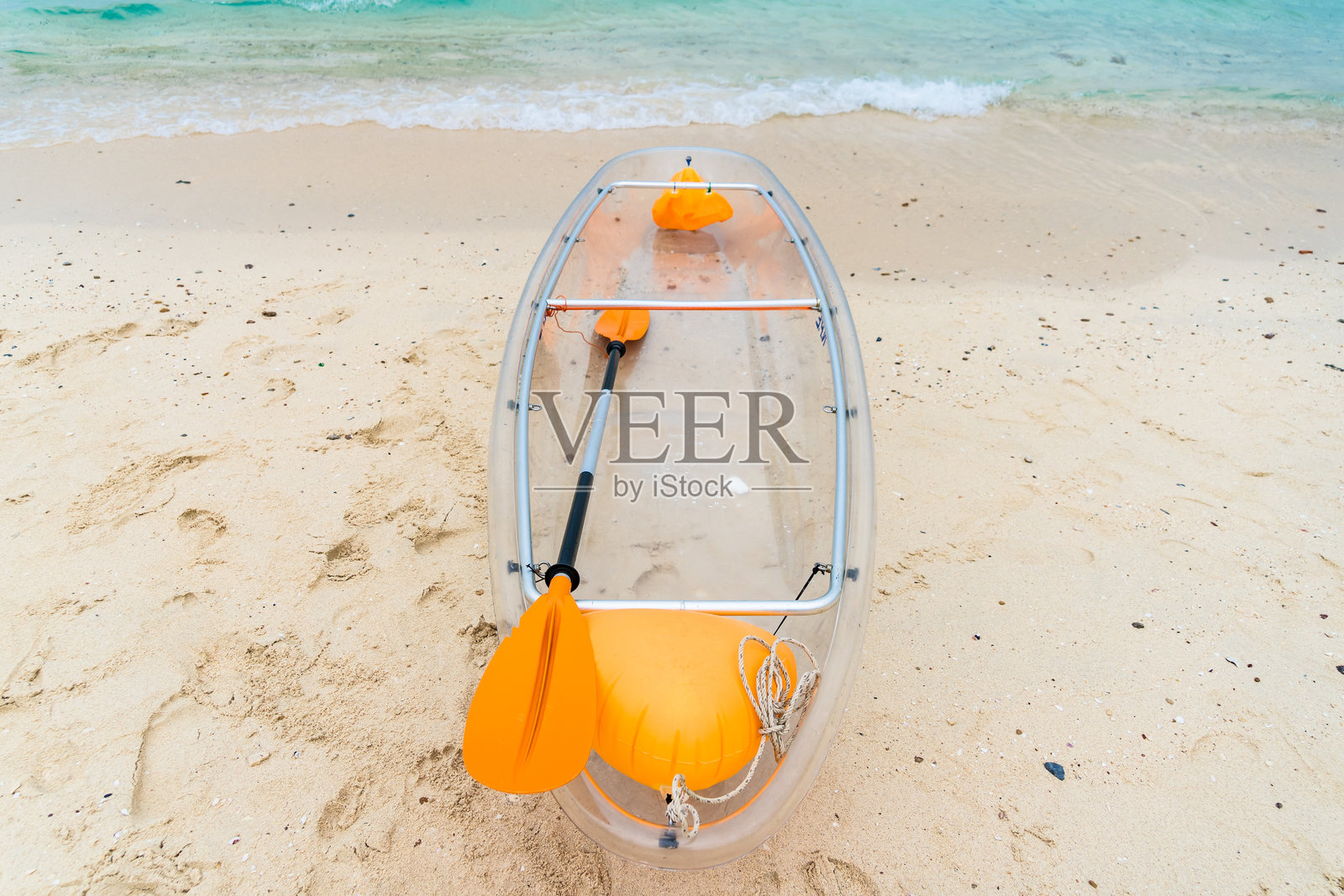 独特的透明独木舟冒险在热带海滩上照片摄影图片