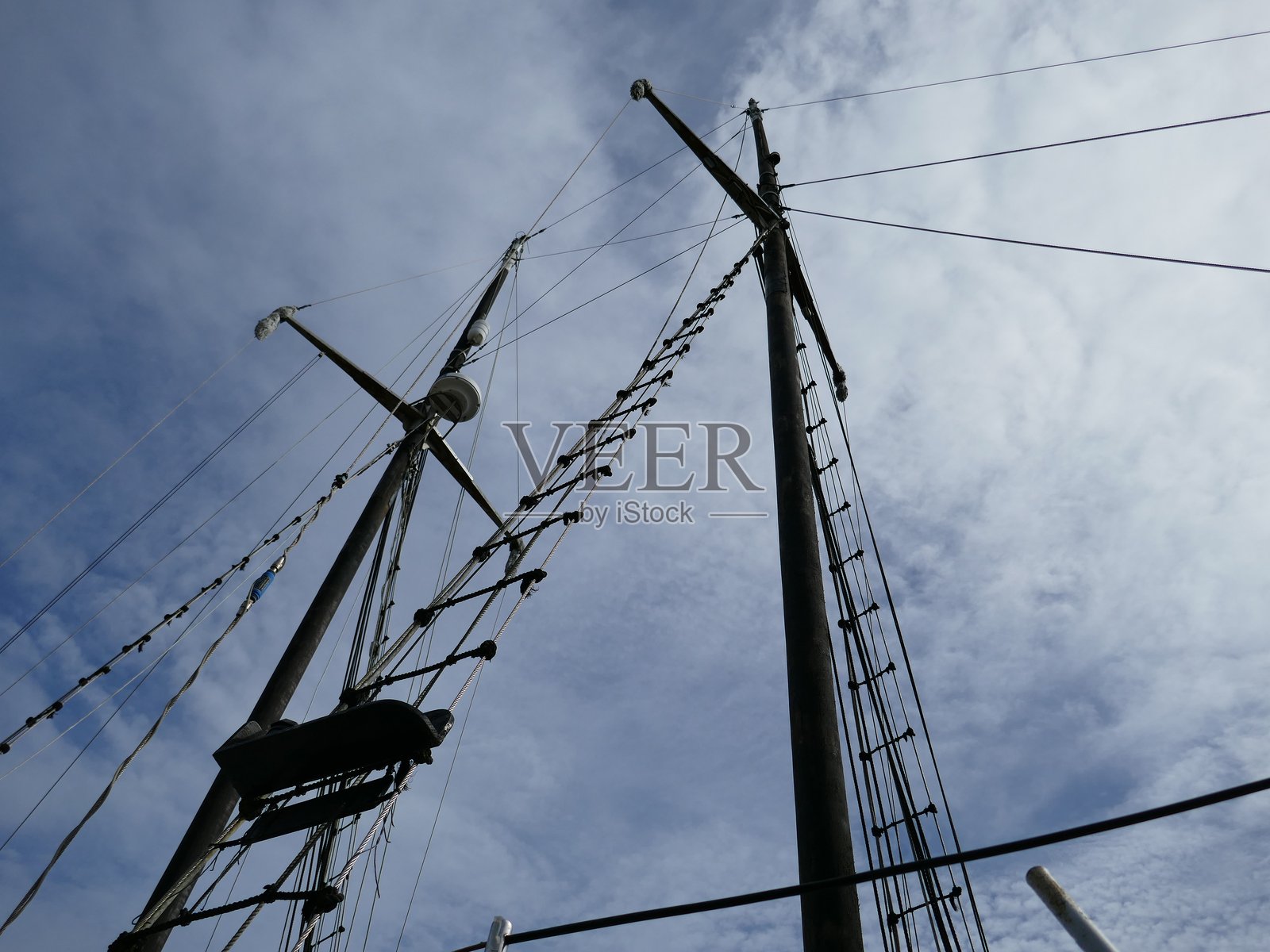 没有帆的帆船桅杆与天空背景照片摄影图片
