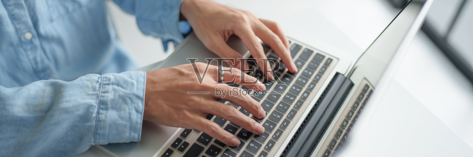 商务人士在使用笔记本电脑，双手在键盘上打字。专业投资者正在进行新的创业项目的工作。在办公室进行商业规划。科技行业。照片摄影图片