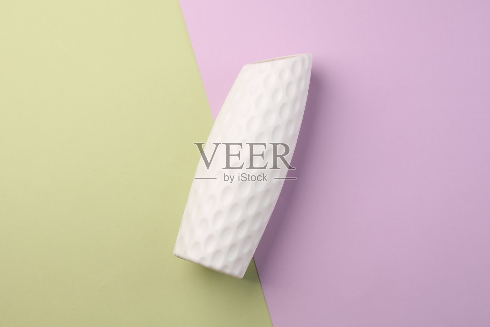 白色极简风格的斯堪的纳维亚花瓶，背景为柔和色调。俯视图照片摄影图片