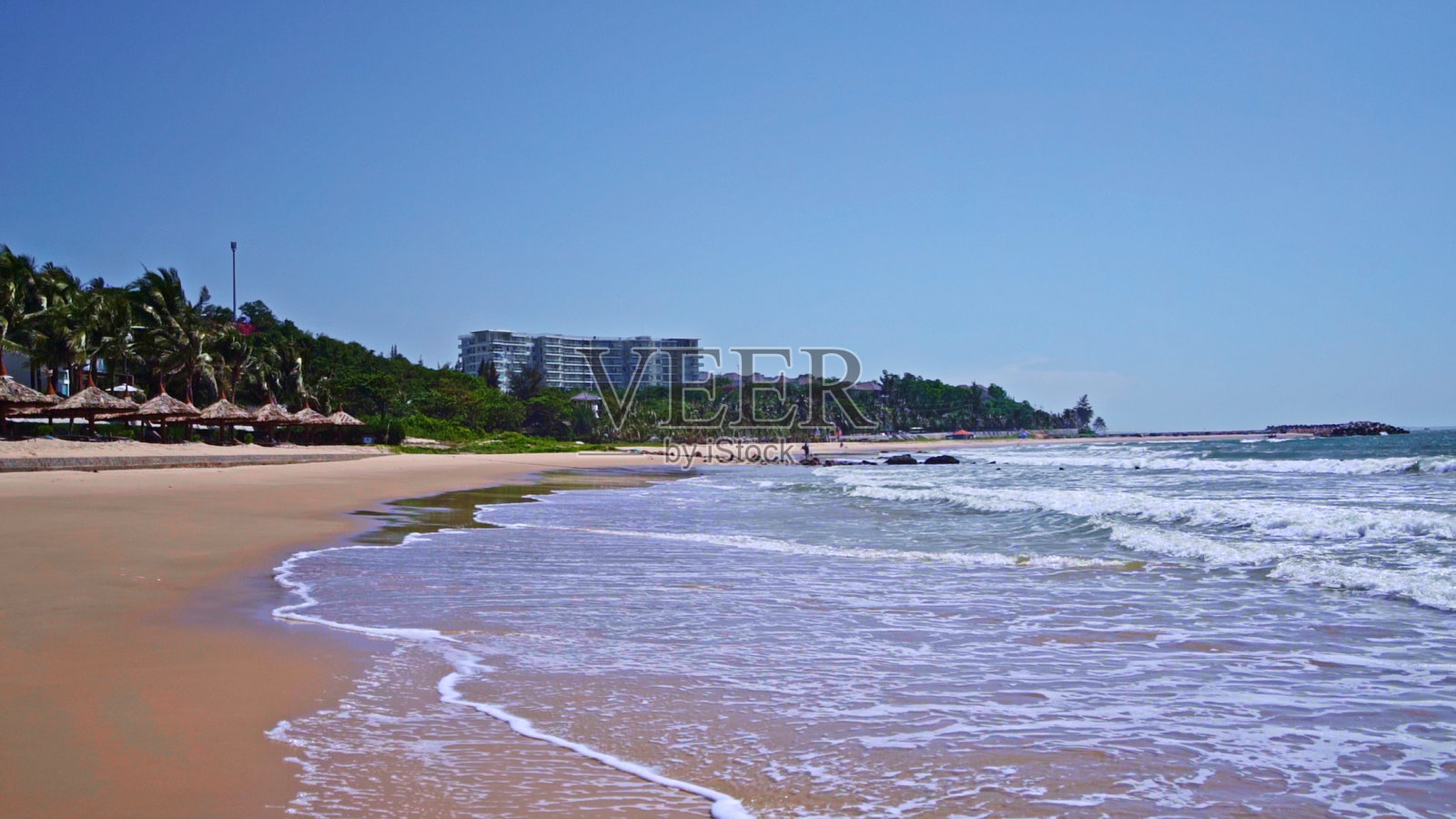 海边的沙滩，海岸线。照片摄影图片