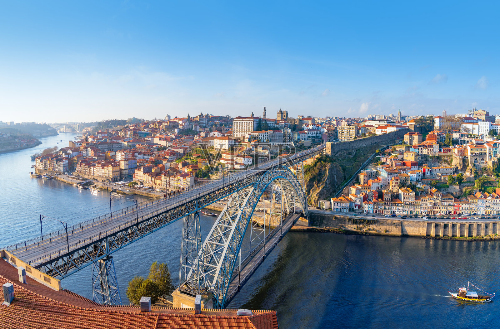 葡萄牙波尔图的天际线和杜罗河上的路易斯一世大桥照片摄影图片