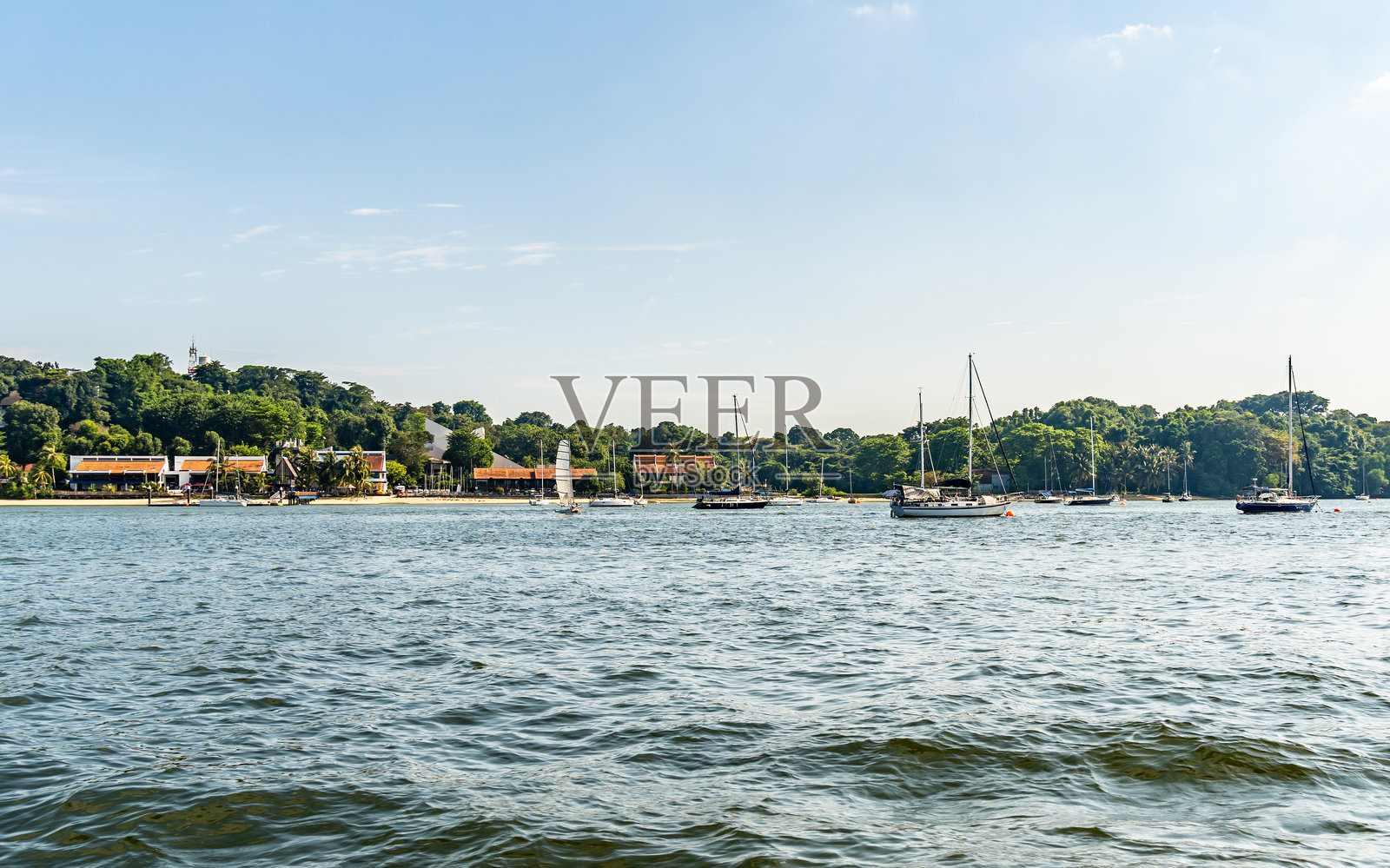 乌敏岛旁的游艇照片摄影图片