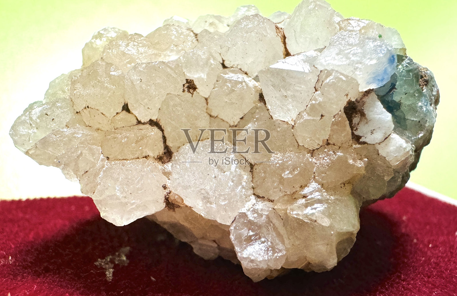 来自矿物收藏的幻影石英照片摄影图片