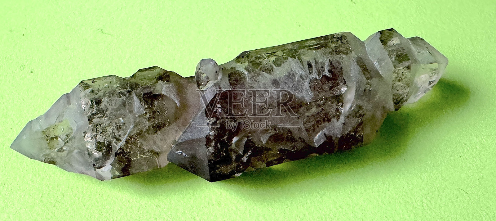 来自矿物收藏，紫水晶烟熏石英照片摄影图片