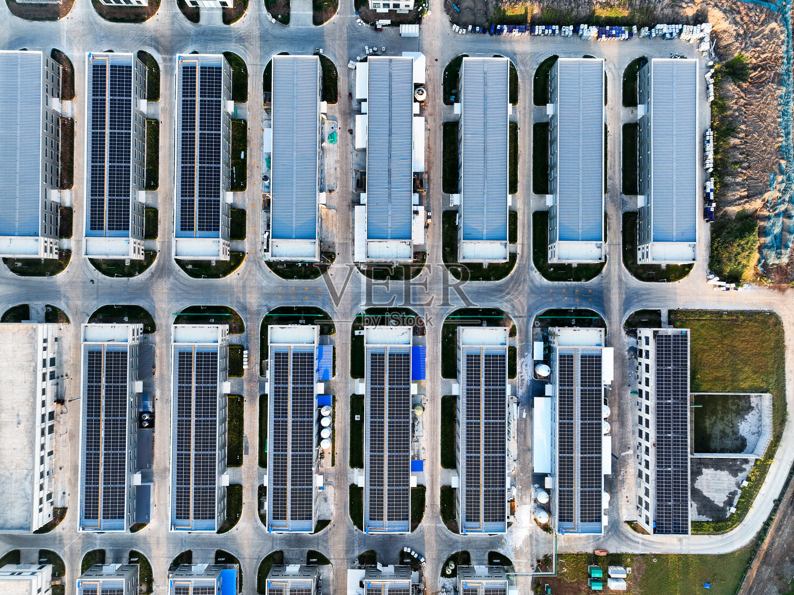 航空航天工厂屋顶上的太阳能电池板照片摄影图片