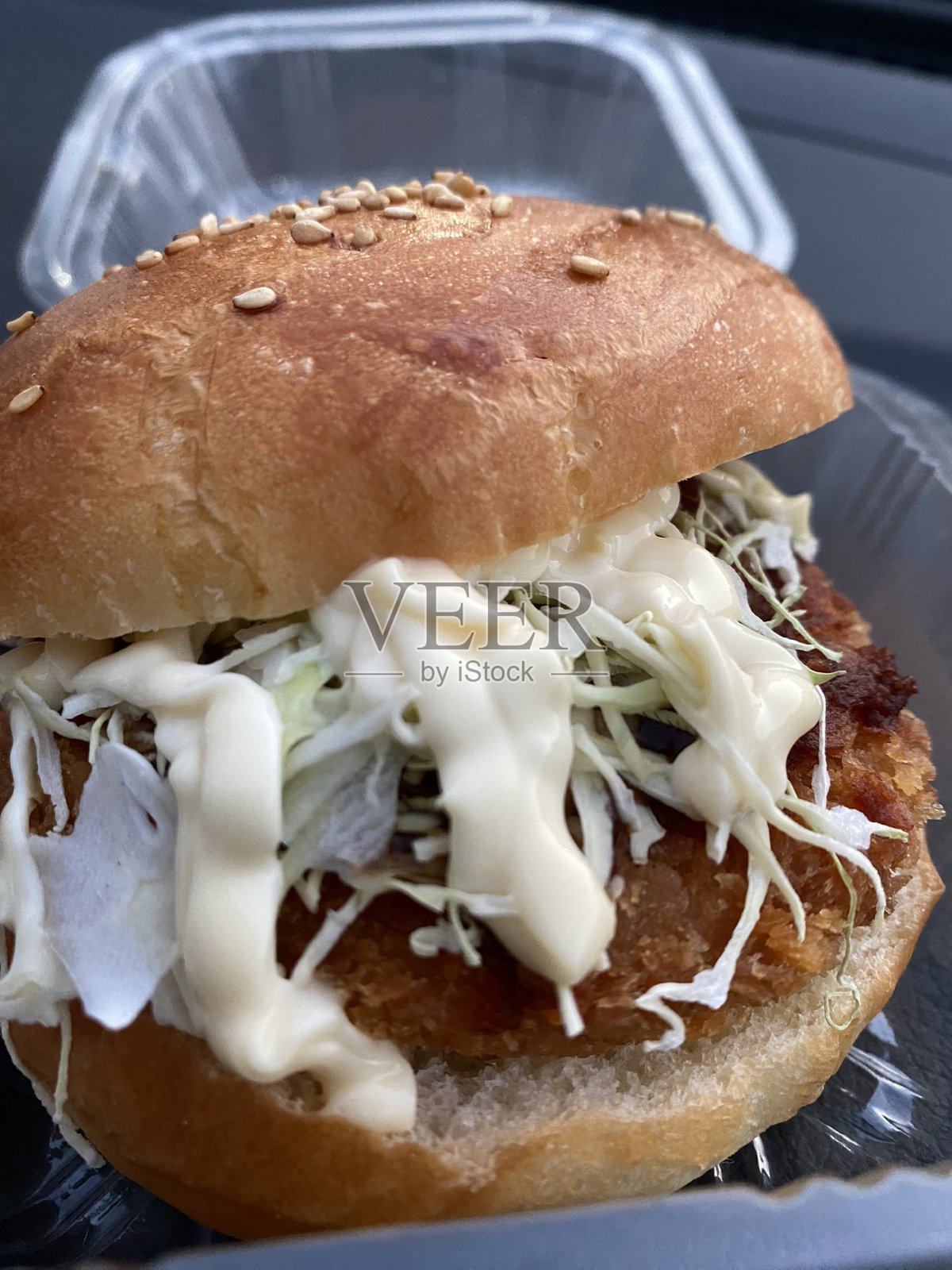 来自印尼餐厅的汉堡，满载丰盛的馅料和厚实美味的肉。绝对是一次令人满意和美味的体验，值得一试。照片摄影图片