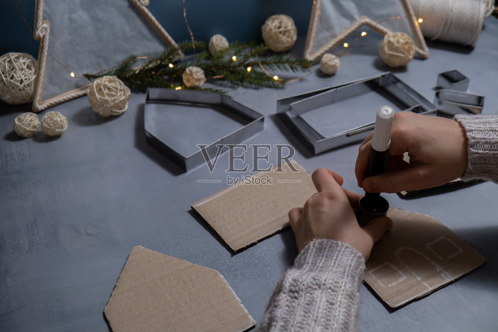 纸板灯笼屋 可持续的圣诞准备 手工制作过程 适合儿童的逐步活动 包容和负责任的减压假日爱好照片摄影图片