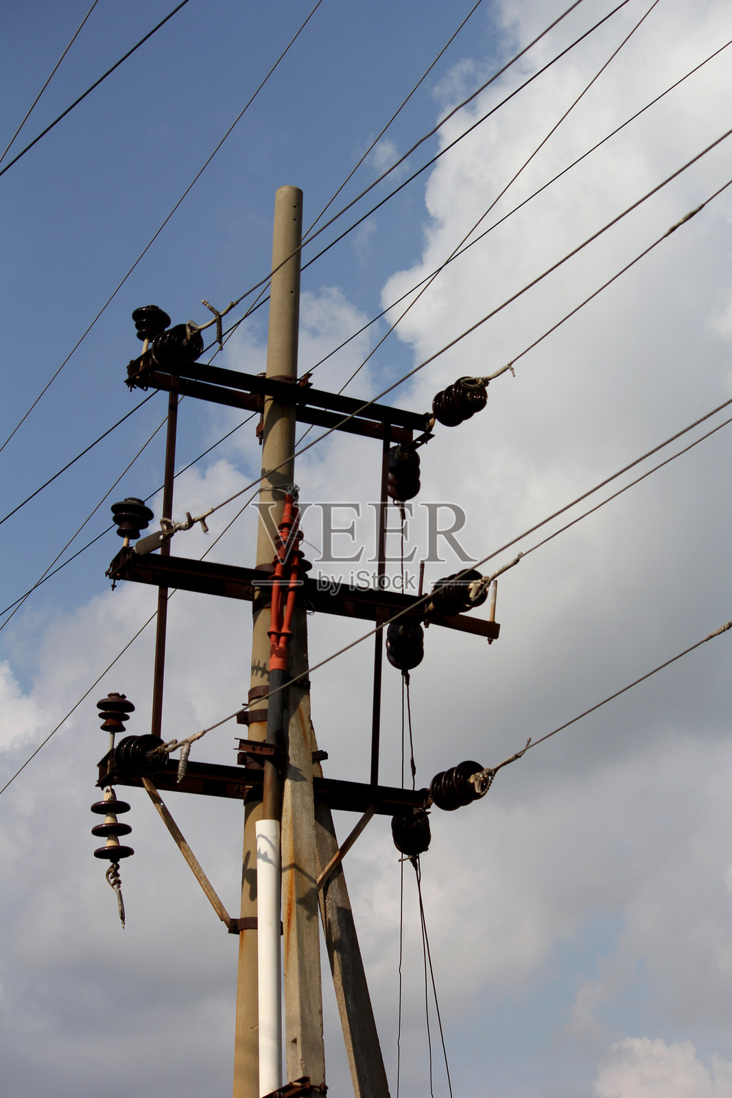 蓝天上的电力线缆照片摄影图片