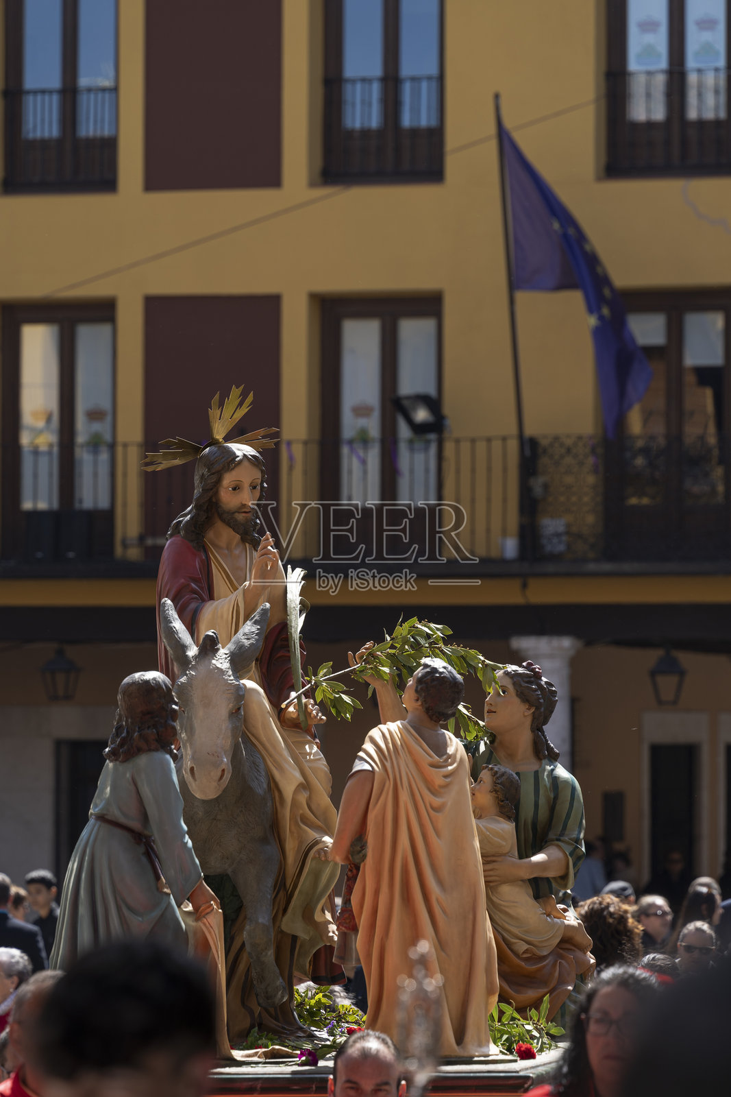 耶稣骑着驴子参加棕枝主日游行照片摄影图片