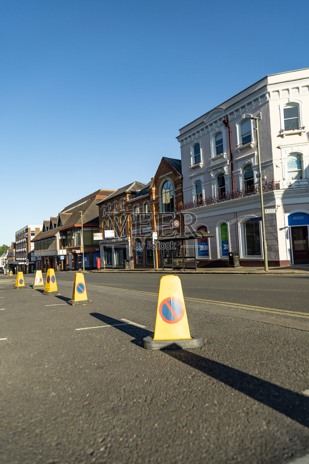 英格兰萨里州吉尔福德街道上的无停车路障照片摄影图片