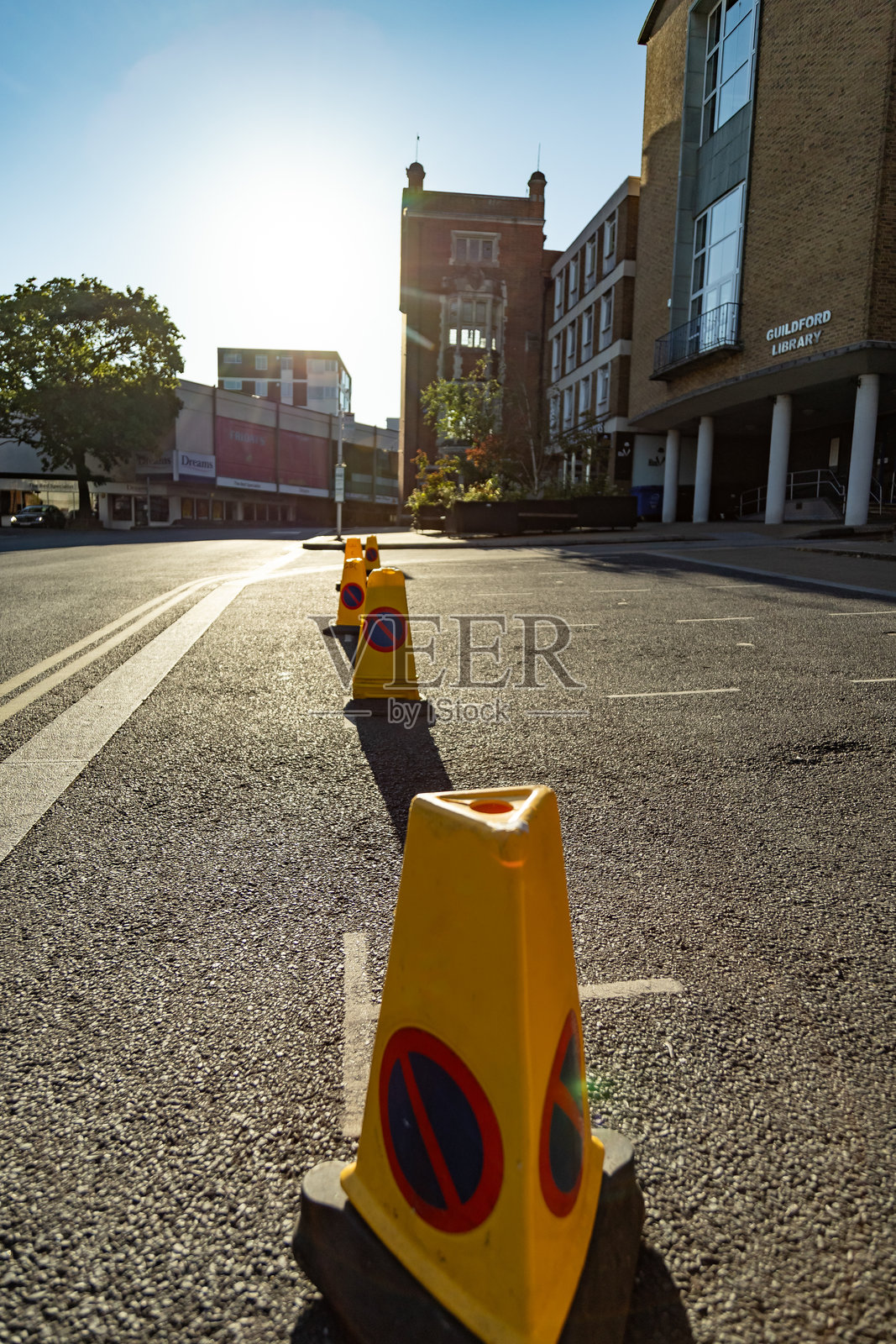 英格兰萨里州吉尔福德街道上的无停车路桩照片摄影图片
