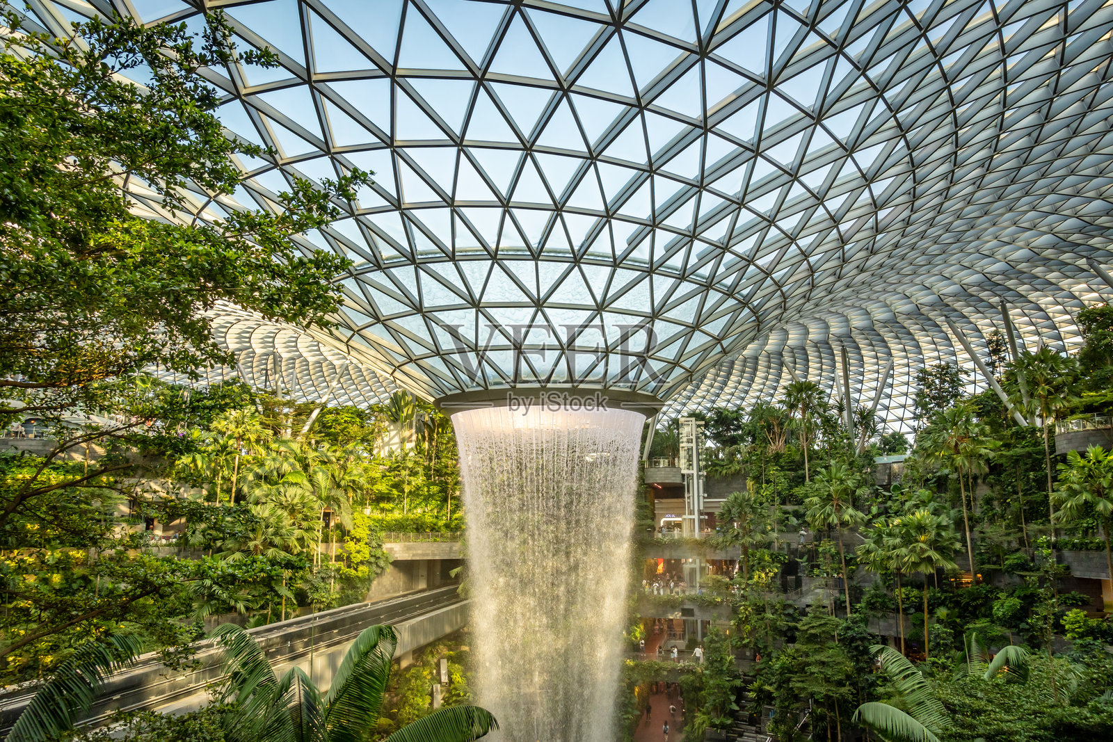 新加坡樟宜机场的珠宝瀑布照片摄影图片