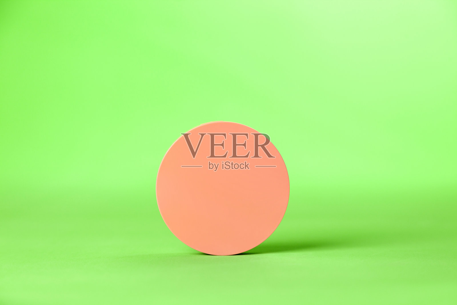 绿色背景上的面霜瓶。照片摄影图片