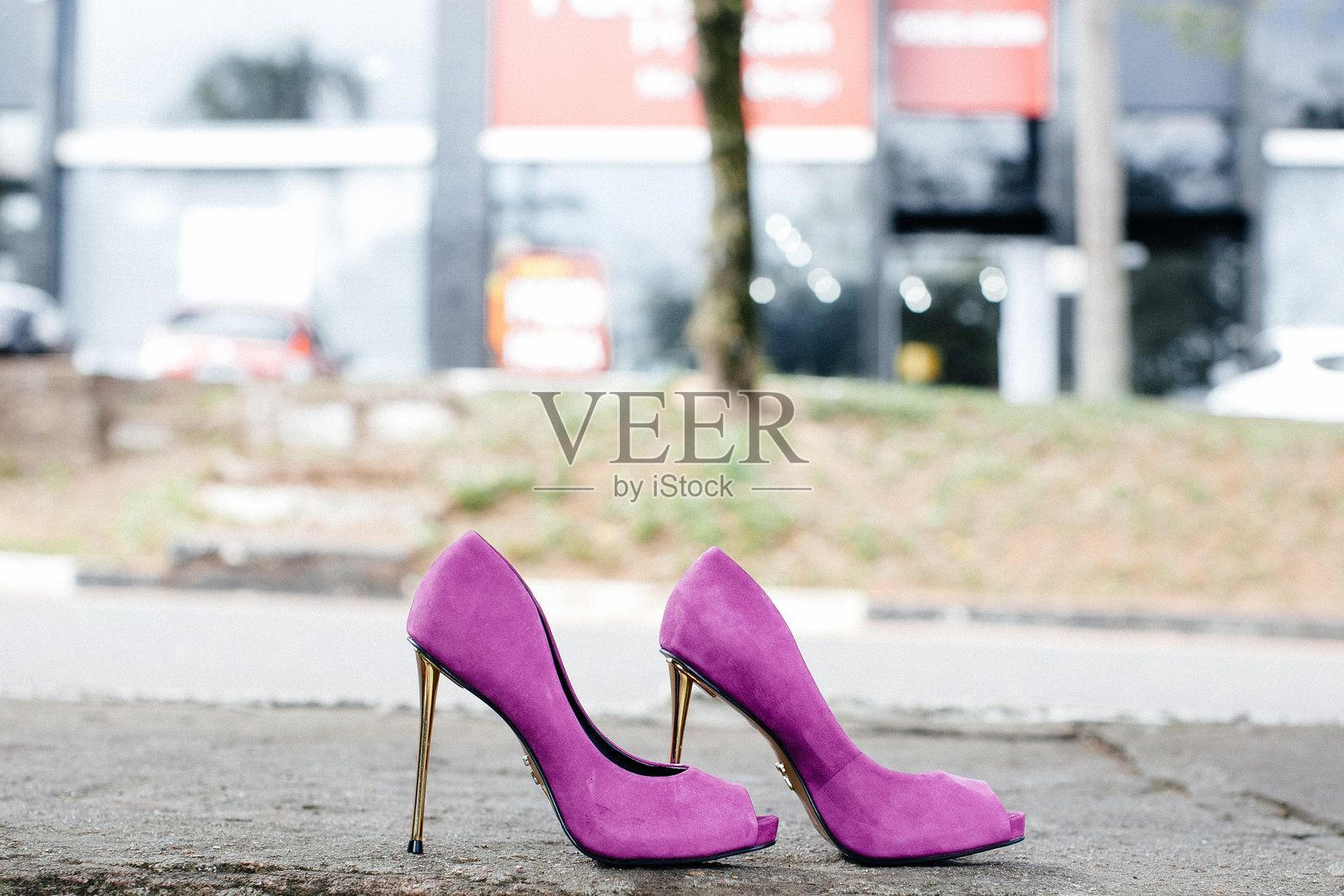 街道上粉色鞋子的特写照片摄影图片