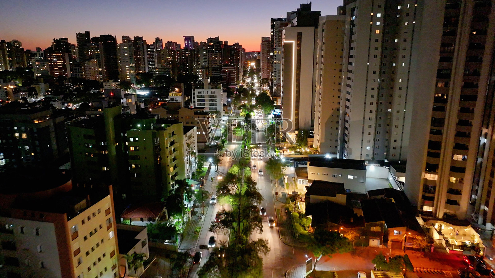 巴西巴拉那州库里提巴的日落天际线。巴西南部地区。照片摄影图片