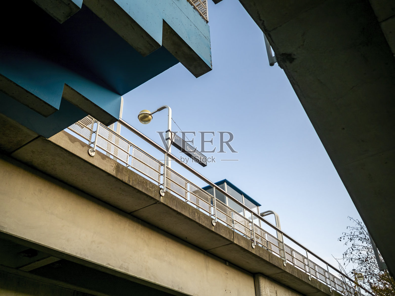 Overamstel火车站标志的街道视角照片摄影图片