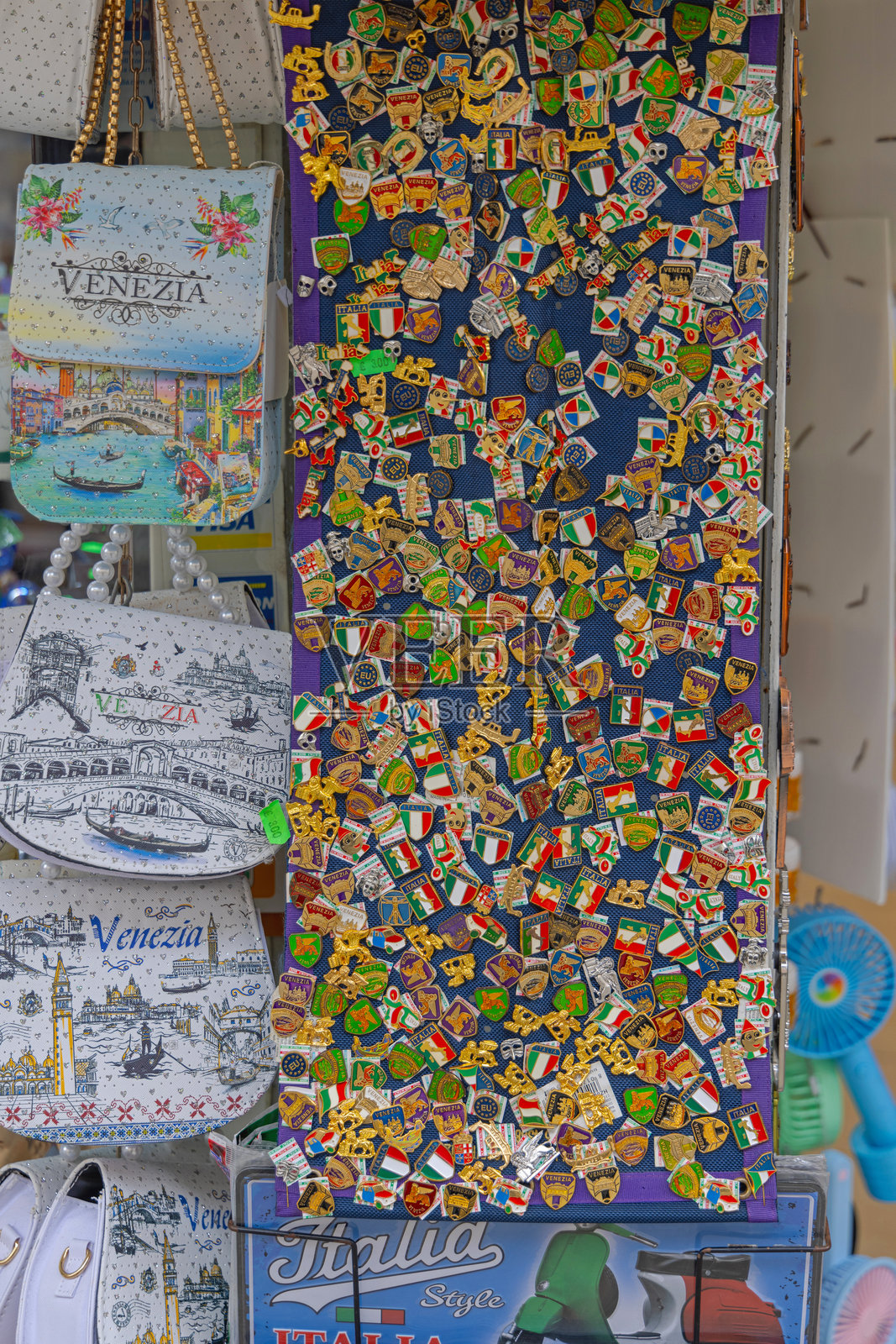 意大利纪念品别针照片摄影图片