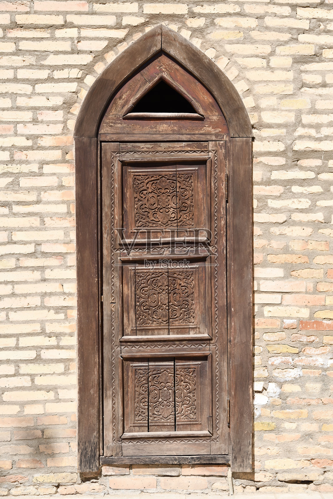 乌兹别克斯坦沙赫里萨布兹的古老木雕门照片摄影图片