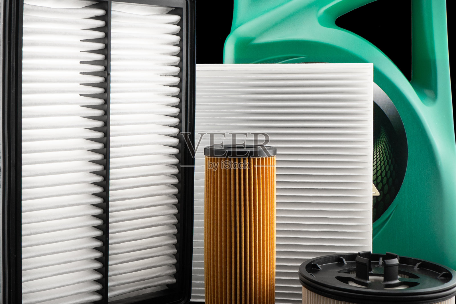 汽车发动机油和滤清器，背景为黑色。汽车油、空气滤清器、燃油滤清器和塑料罐中的机油，优质汽车服务或维护的备件。照片摄影图片