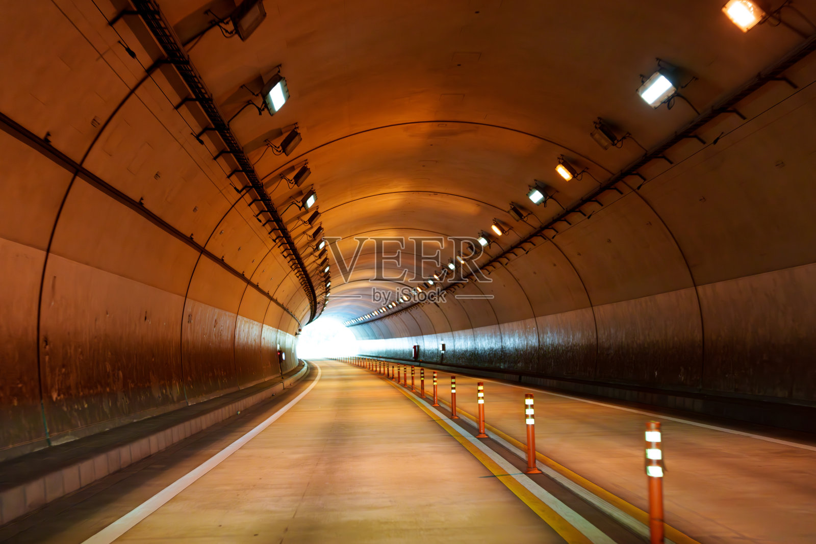 高速公路上黑暗隧道的材料。照片摄影图片