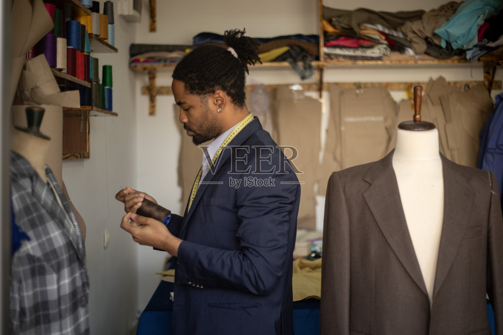 裁缝在工作照片摄影图片