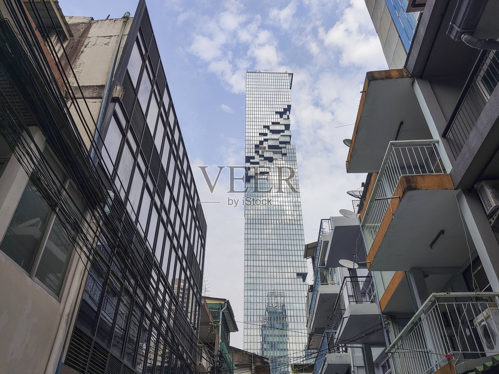 曼谷西隆地区的街景，背景是皇权MahaNakhon照片摄影图片