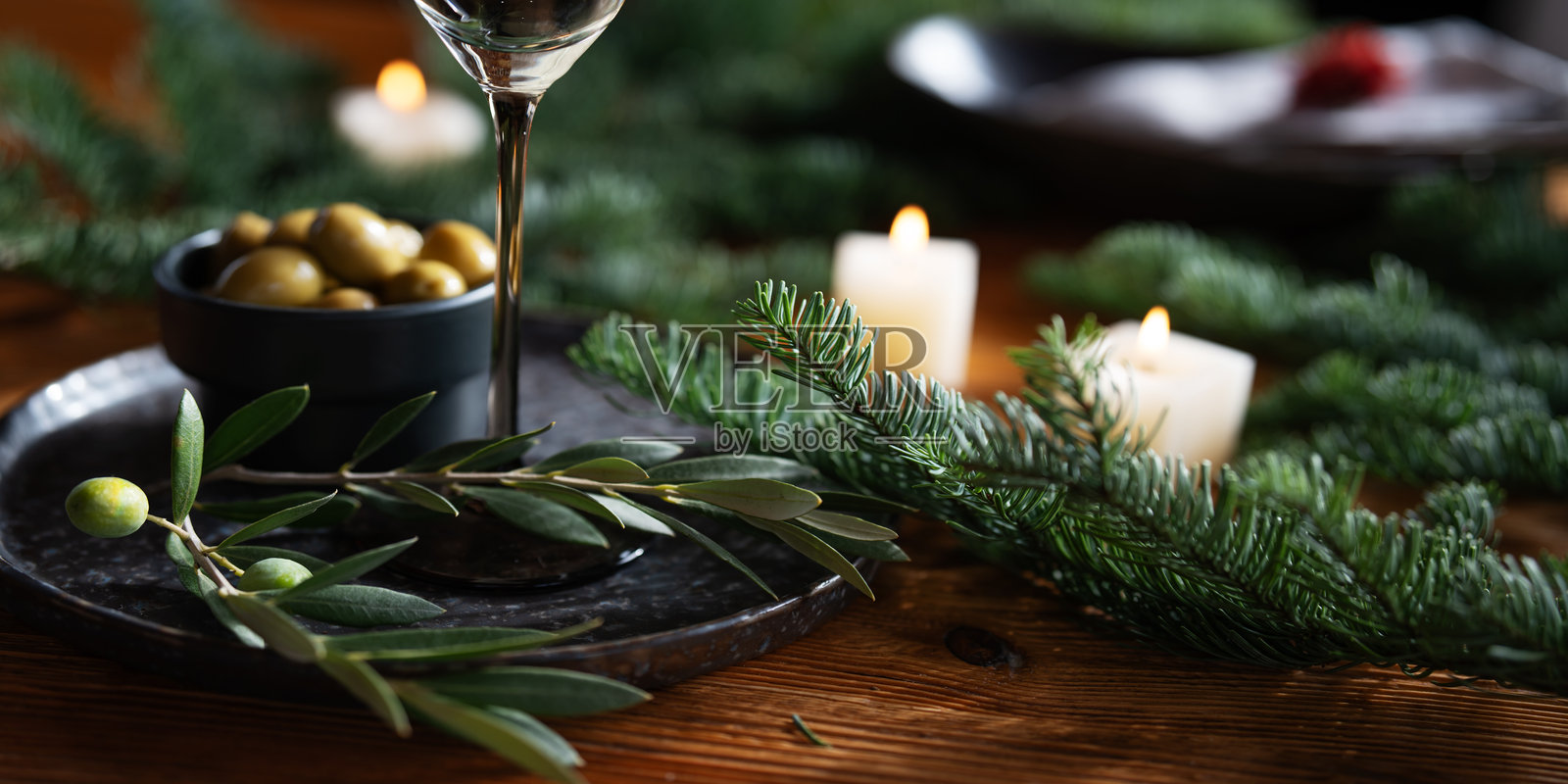 圣诞邀请函的节日桌面装饰照片摄影图片