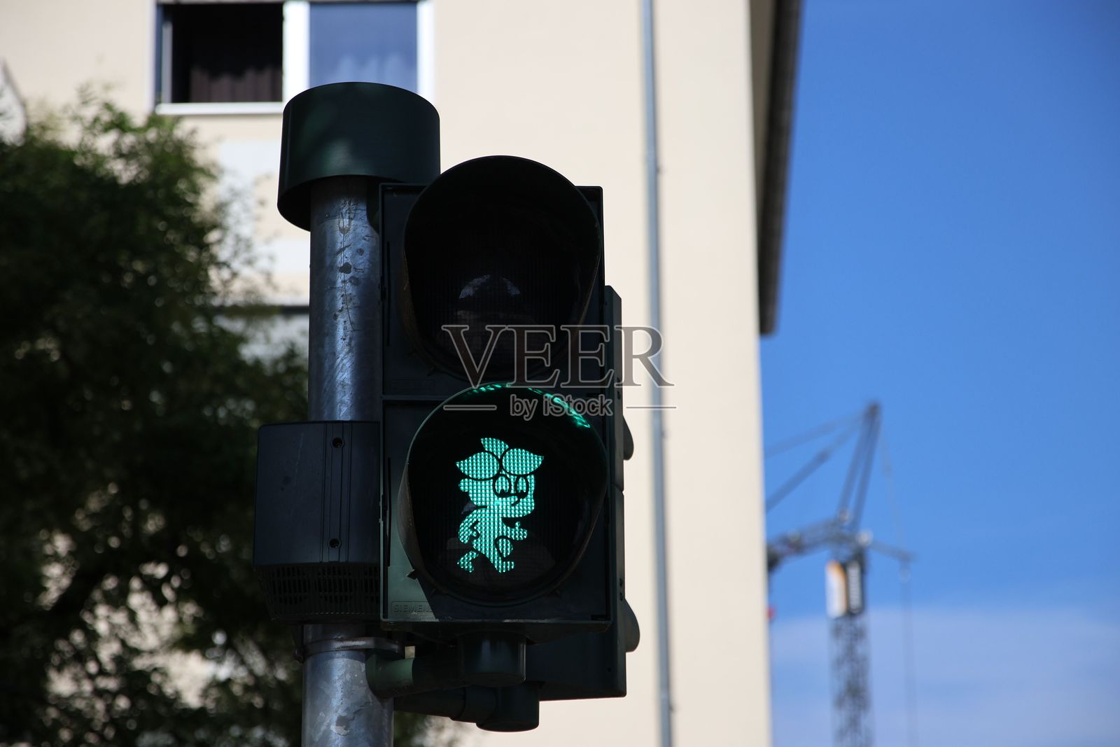 萨尔布吕肯的行人交通信号灯，上面有当地字符“萨尔洛德里斯”。照片摄影图片