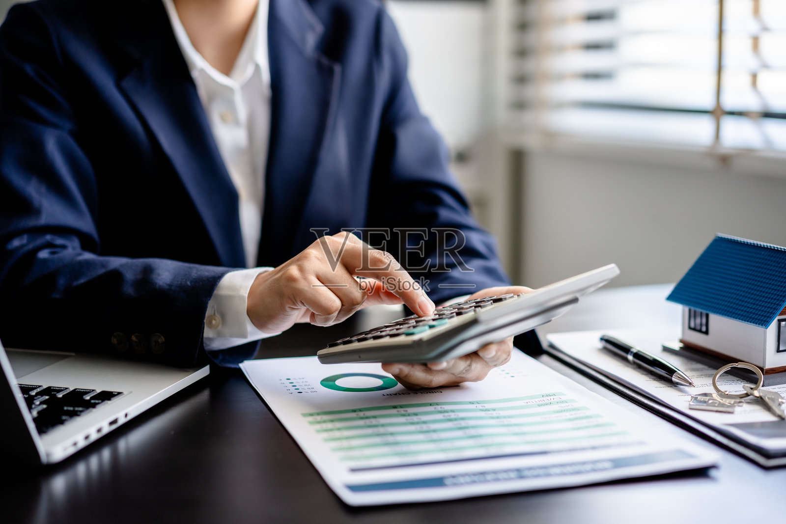 女房地产经纪人在办公室介绍楼盘项目，提供按揭贷款和保险协议照片摄影图片