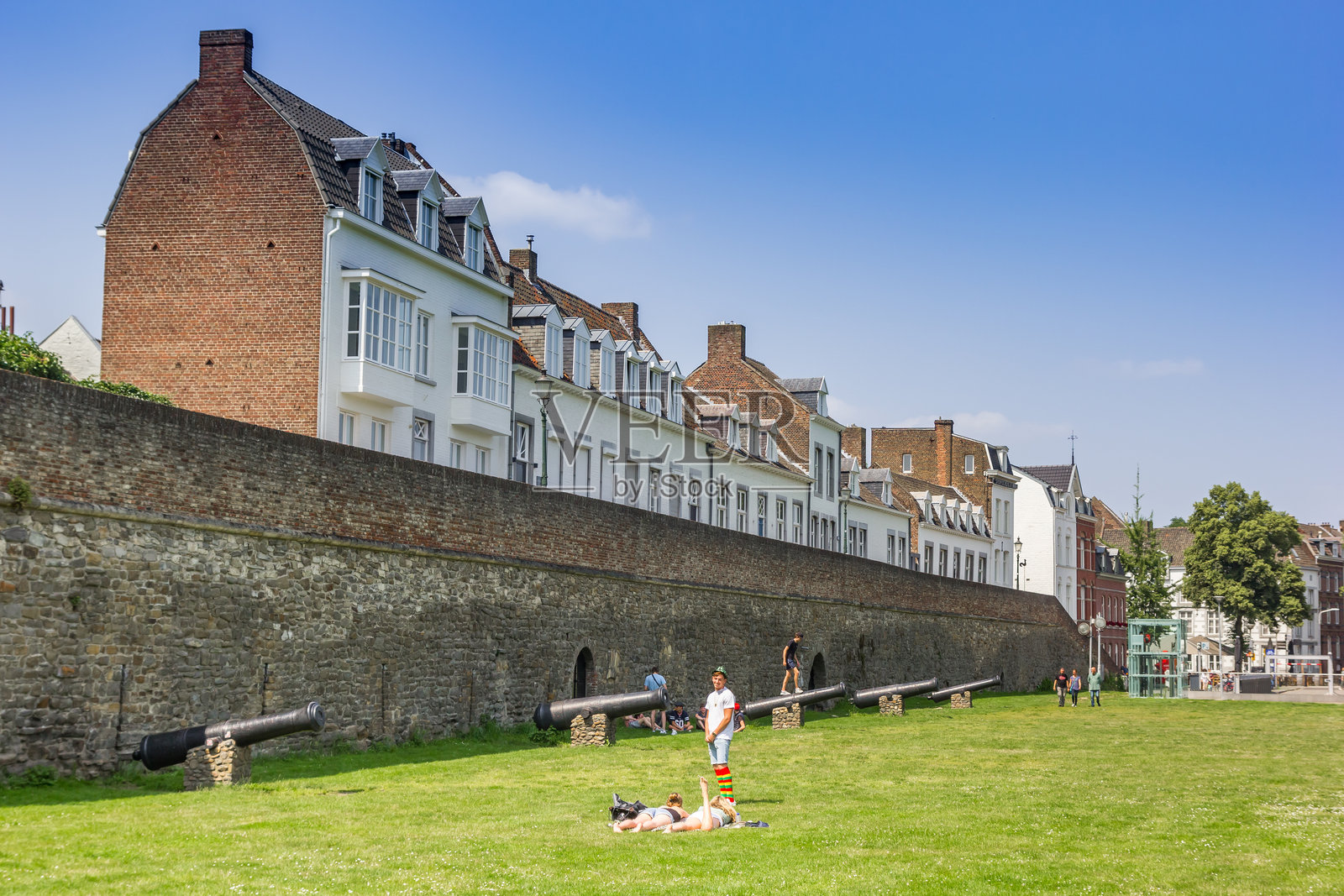 人们在马斯特里赫特市墙的草地上放松。照片摄影图片