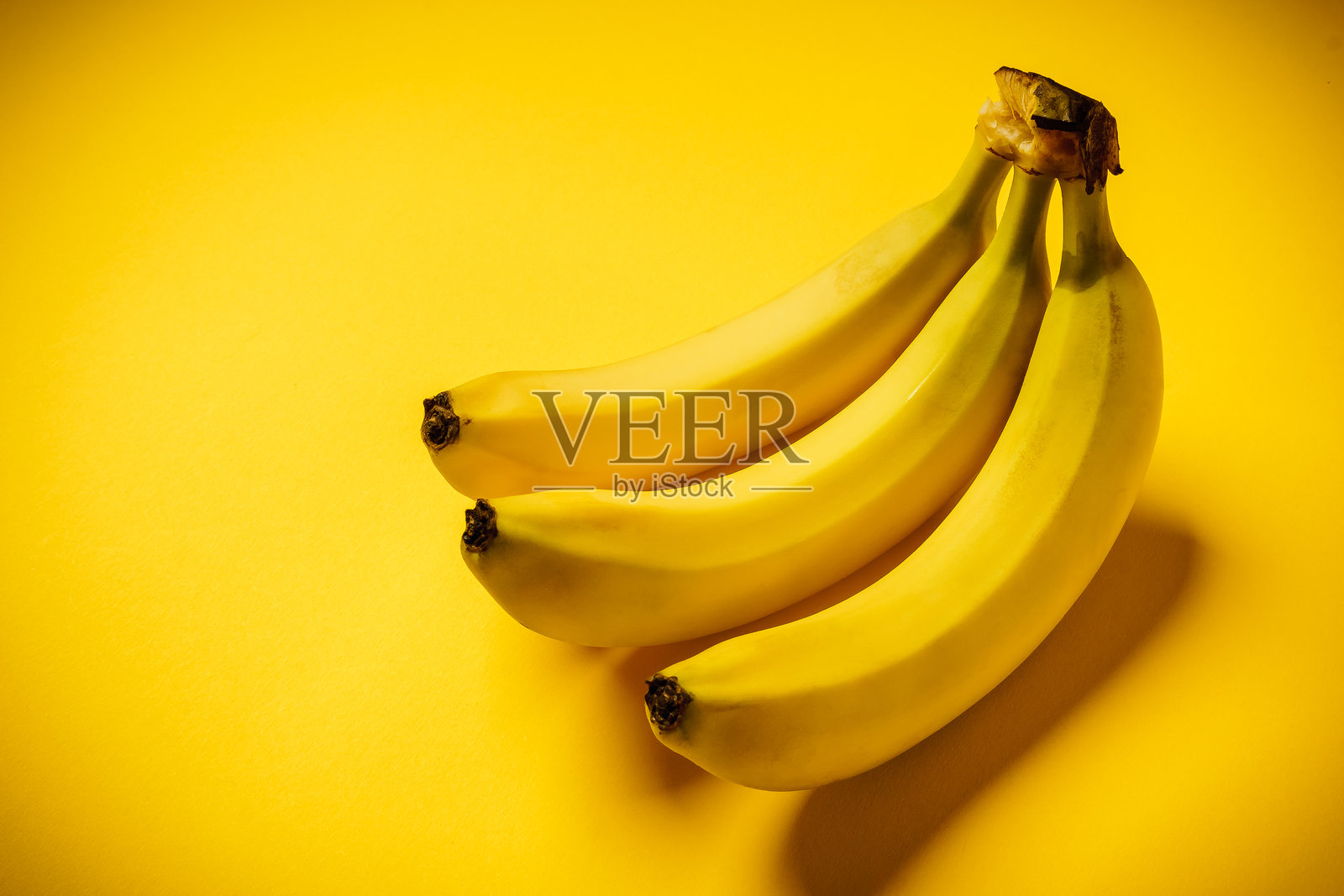 黄色背景上的香蕉特写照片摄影图片