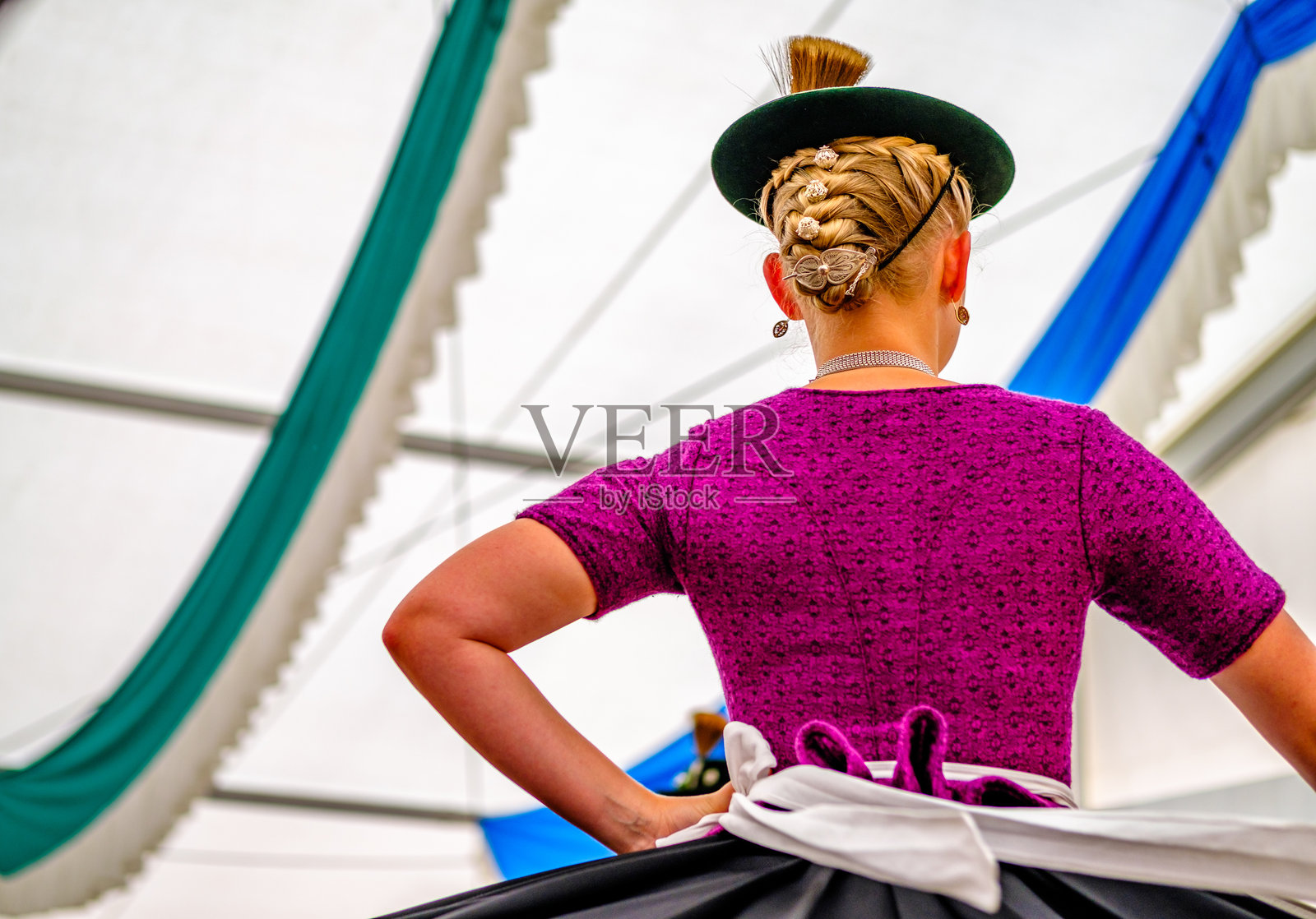 典型的巴伐利亚舞者在节日庆典上照片摄影图片