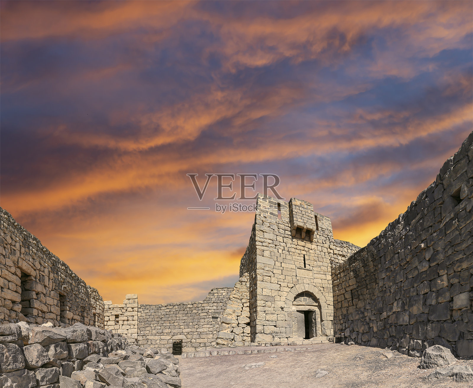 阿兹拉克城堡遗址（Qasr al-Azraq）是一座十字军城堡（公元300年），位于约旦中东部，距离约旦安曼100公里。背景是美丽的天空和云朵。照片摄影图片