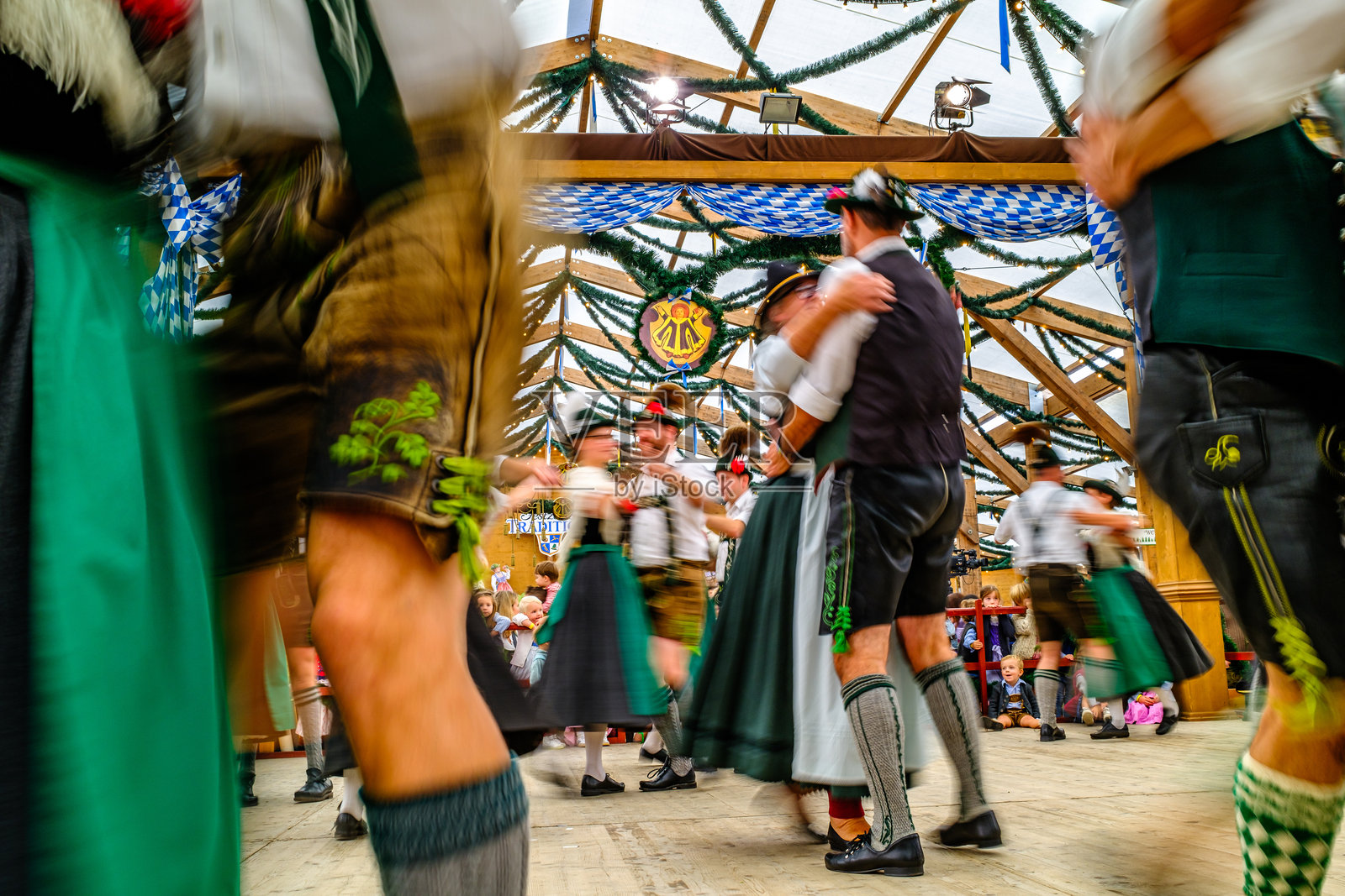 典型的巴伐利亚舞者穿着传统服装参加啤酒节照片摄影图片