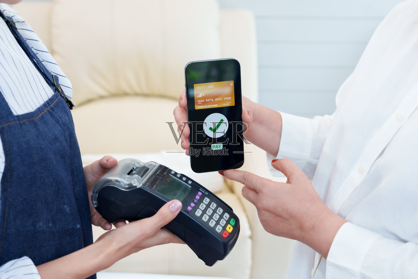 美甲店客户智能手机的特写，显示移动支付界面，展示数字便利和安全性，提升顾客满意度。照片摄影图片