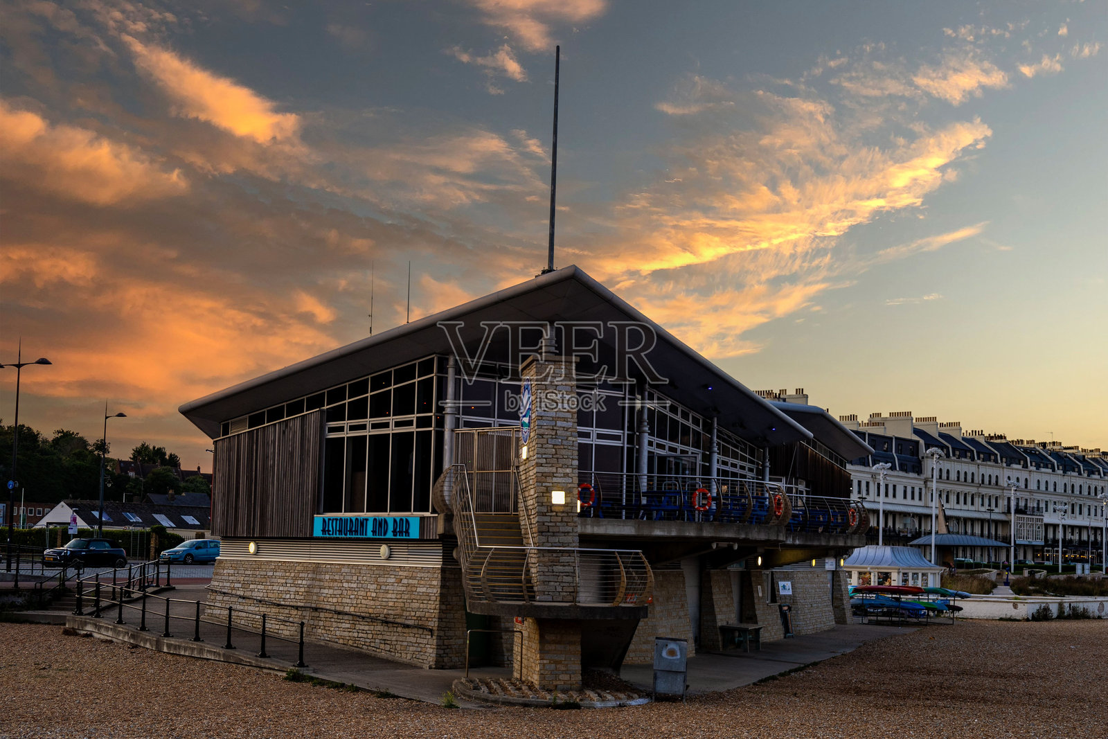 多佛港的多佛海洋运动中心在肯特州的绚丽日落天空下照片摄影图片