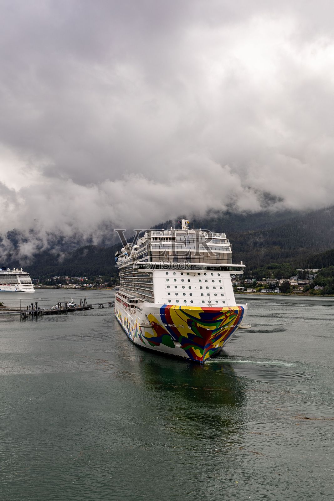 挪威号和挪威幸福号游轮在基奇坎港口的戏剧性多云天空下停靠照片摄影图片