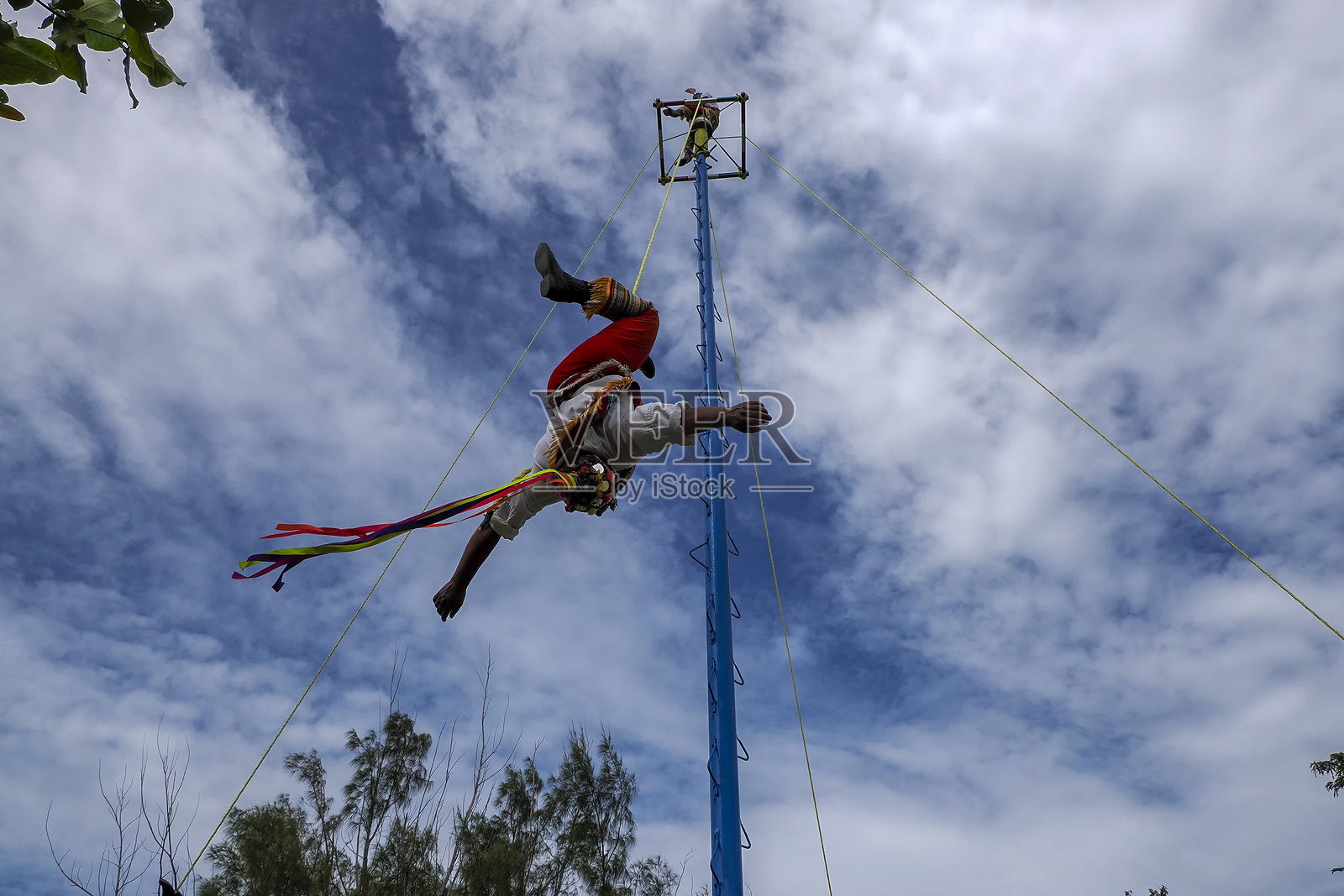 飞行者的传统仪式——空中飞人杂技舞蹈照片摄影图片