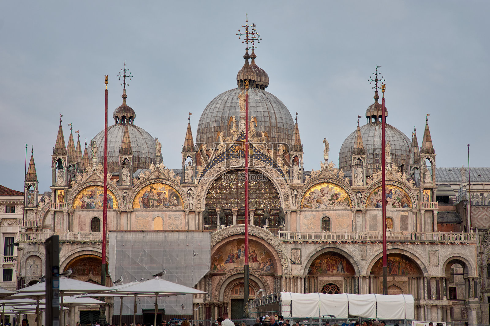 威尼斯标志性广场上圣马可大教堂闪闪发光的圆顶照片摄影图片