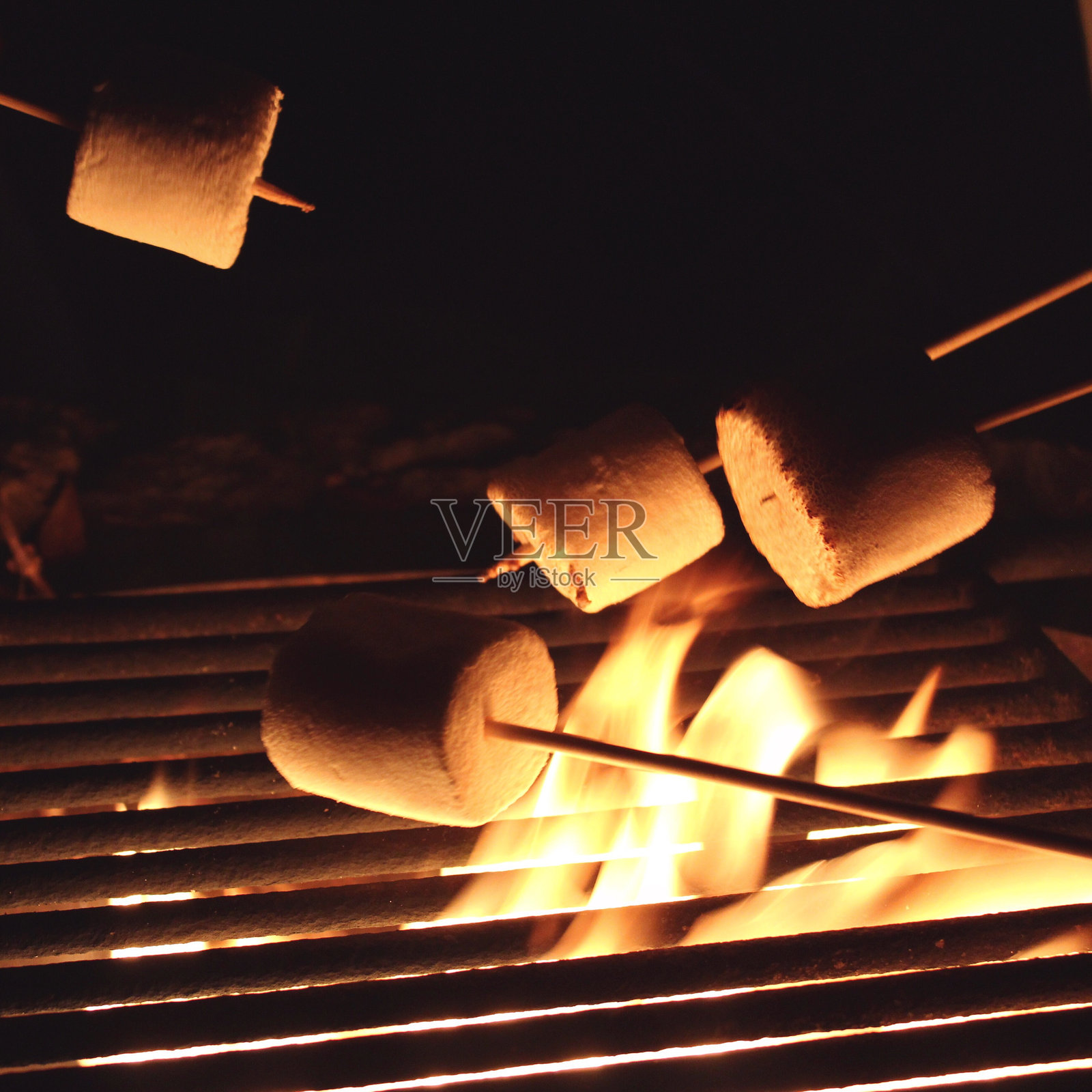 烤架上烤棉花糖的特写镜头照片摄影图片