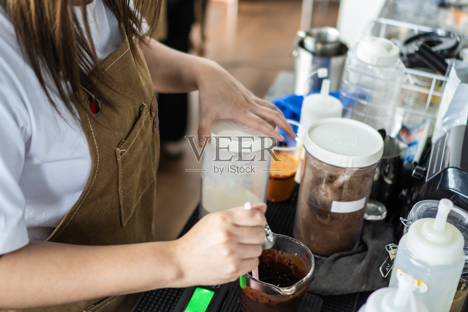 年轻的亚洲女孩咖啡师正在咖啡馆使用滴漏咖啡机制作高质量的咖啡照片摄影图片