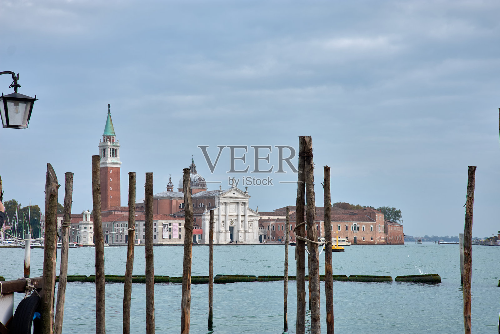 威尼斯泻湖的景色与圣乔治大教堂照片摄影图片