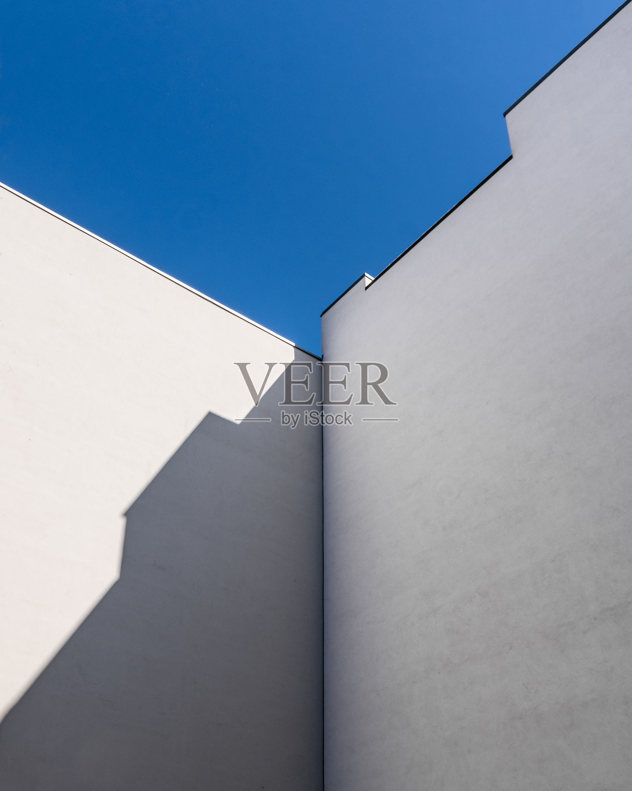 低角度视图的建筑与晴朗的蓝天照片摄影图片