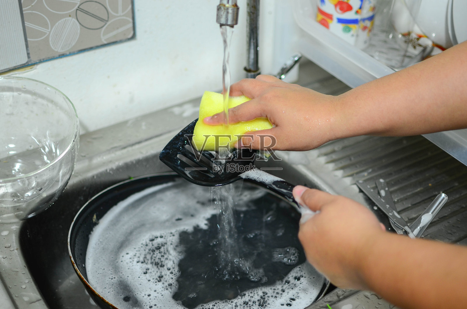 女人在水槽中洗抹刀的手部特写照片摄影图片