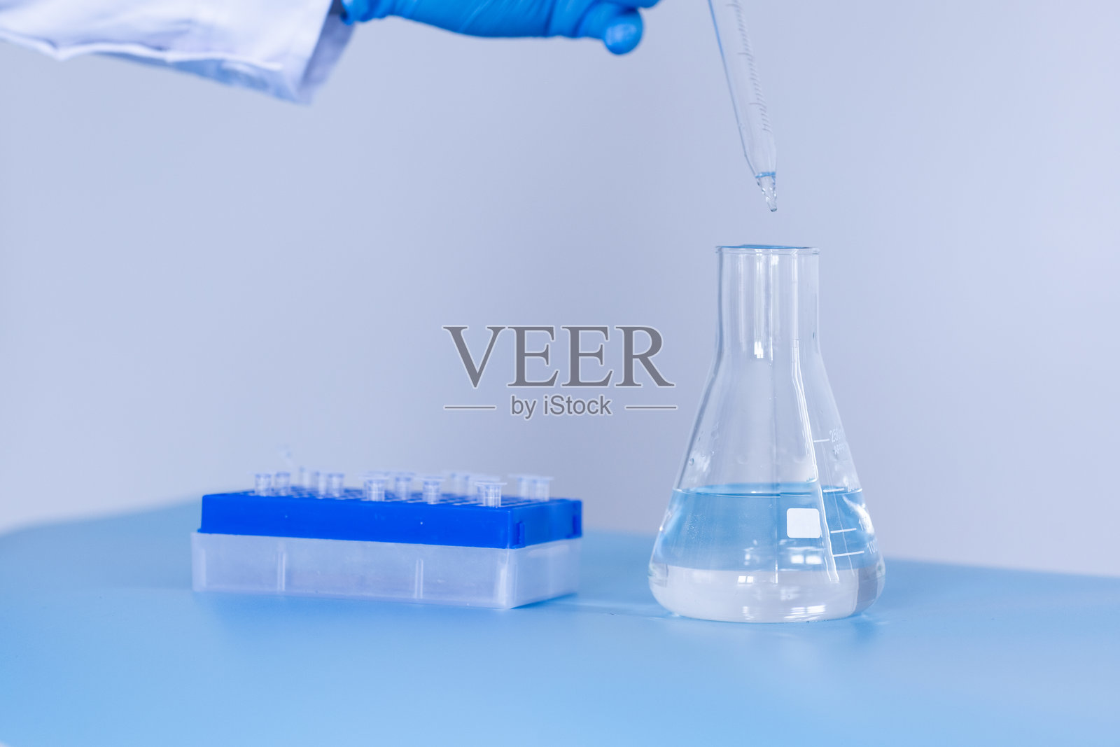 制药行业的生产线。药物和药品的制造，制药。照片摄影图片